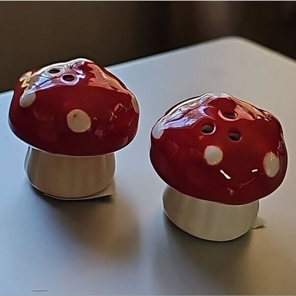 Mini Mushrooms Salt and Pepper Shaker - Picture 2 of 3
